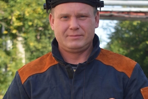 До федерального уровня — один шаг: сварщик Курганского завода химического машиностроения, готовится к всероссийскому финалу конкурса «Лучший по профессии» в номинации «Сварщик».